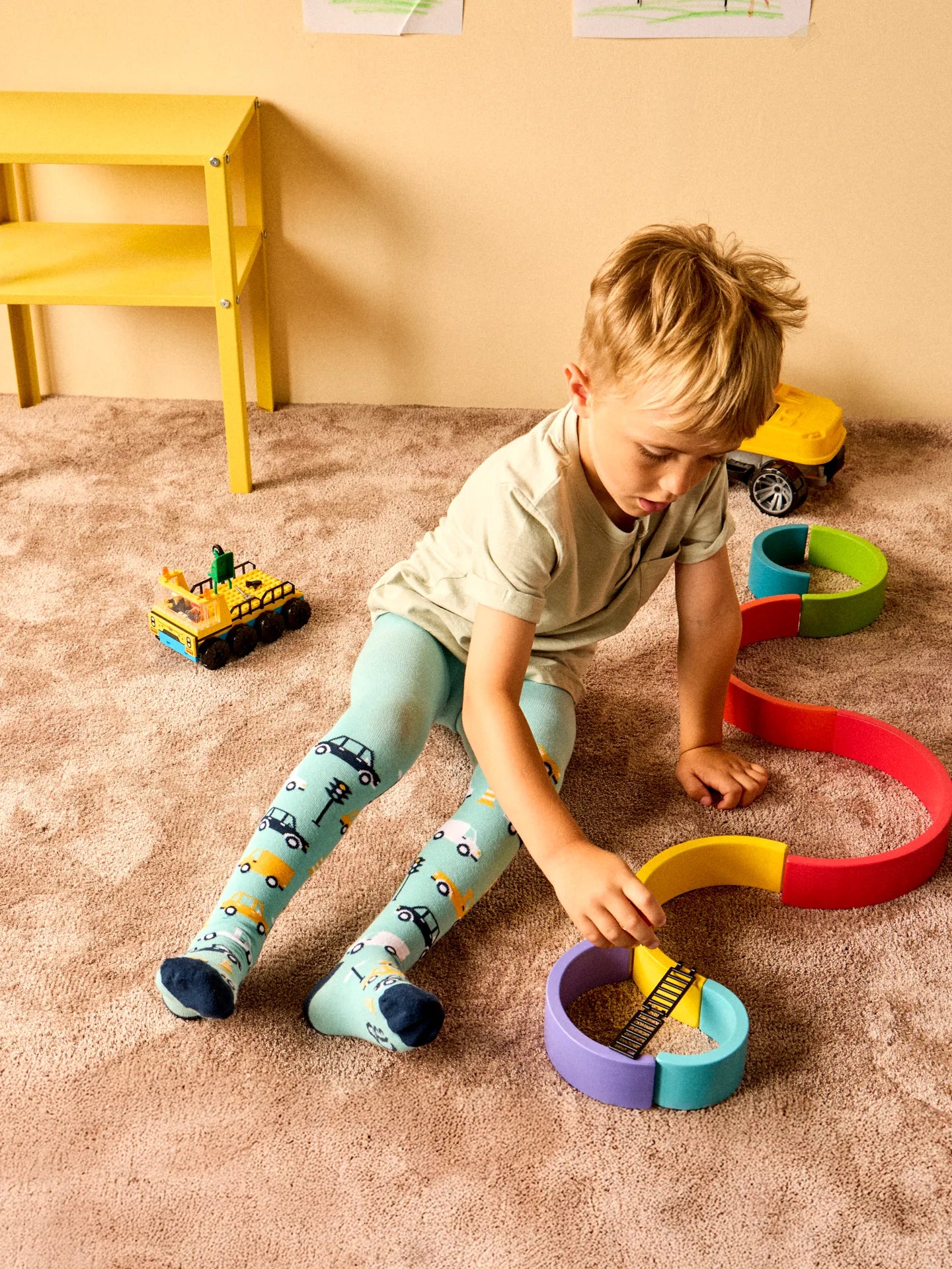 kids-tights-car-traffic-52/5280de639a0d1cf0249f31fb1fba7cc07ea98081