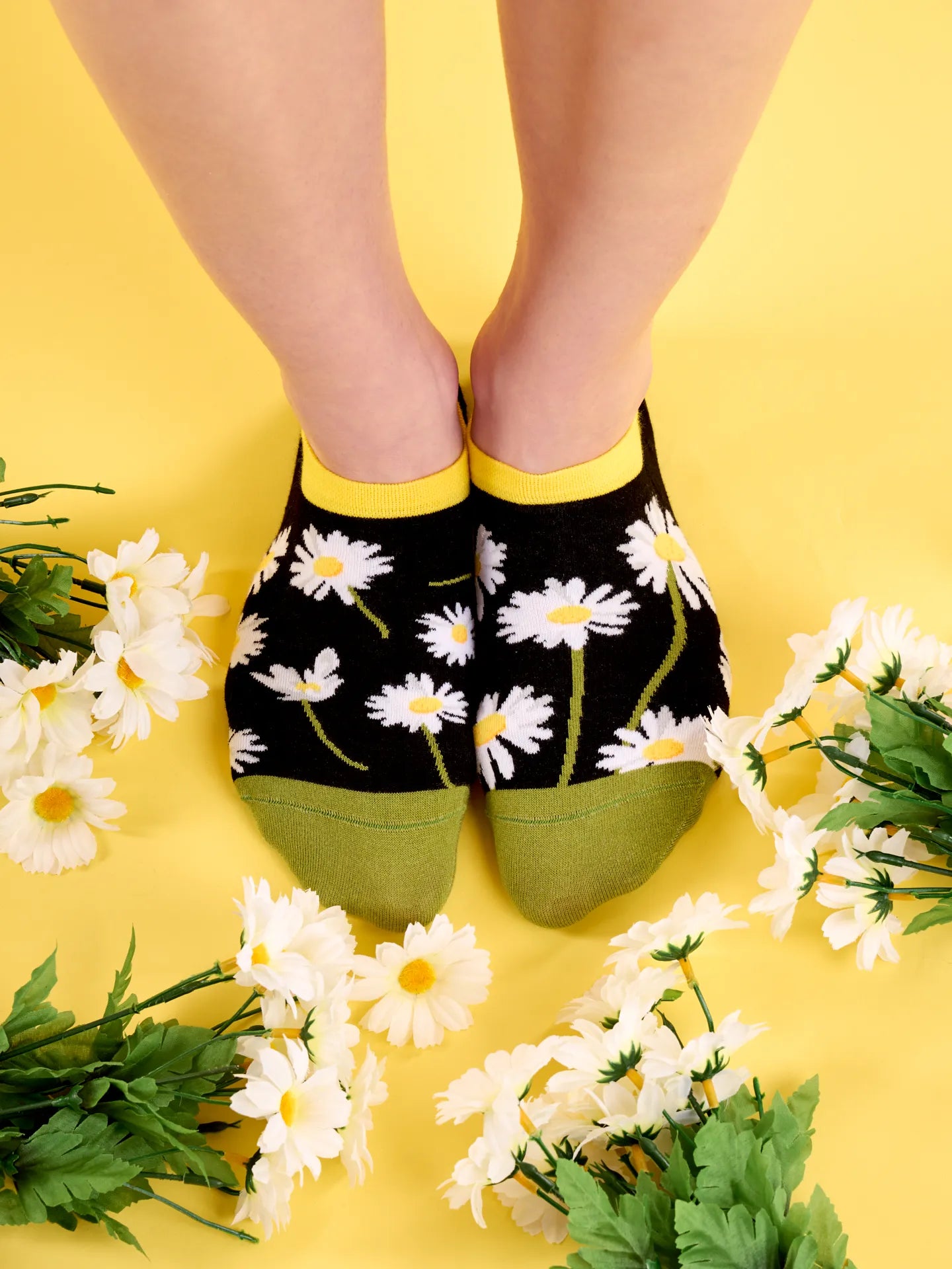 sneaker-socks-daisies-at-night-okt-5c/5caf0239630d8a58765e8f1a271b82b15edb5940