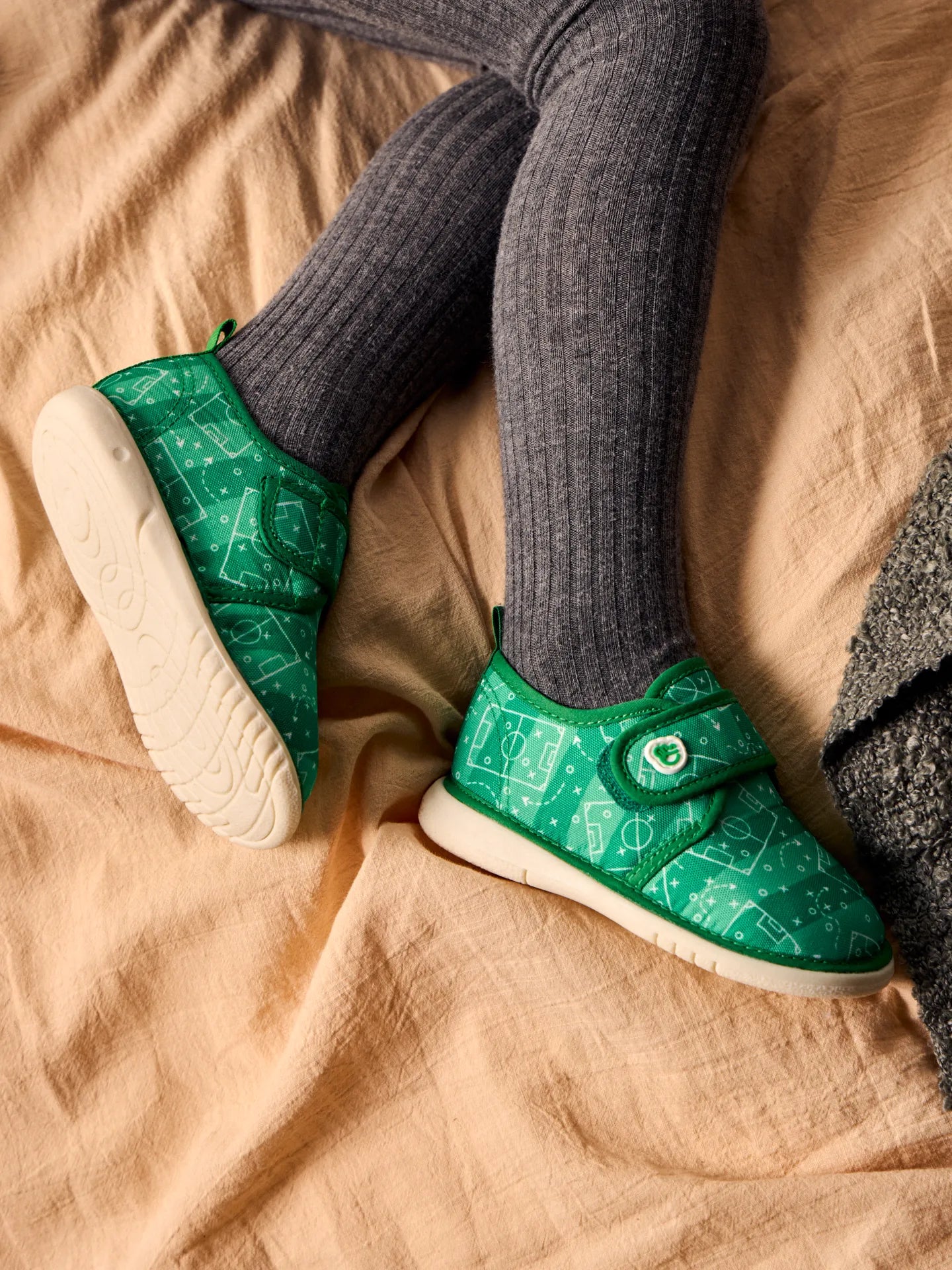 baby-slippers-football-pitch-1-6d/6d8dd4e2e359c326e7cd5e6ba3dea43eb111db8a