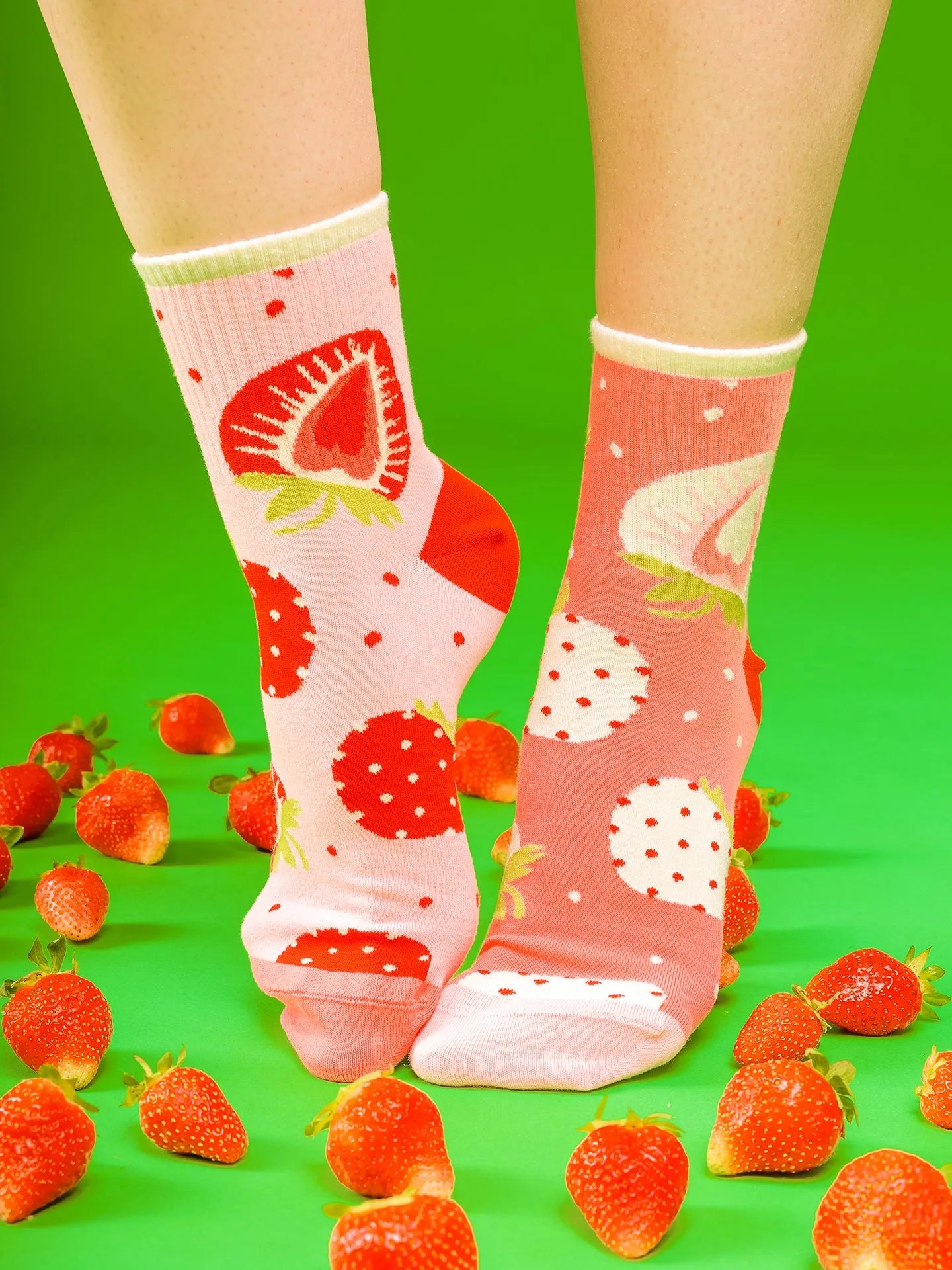 crew-socks-sweet-strawberries-1-d2/d2aef3a801e4e51259ca484642e0ca04948a1fde
