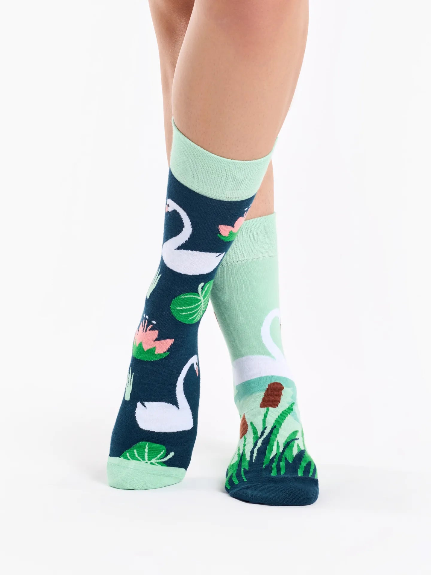 regular-socks-white-swan-1-38/3812f4aad47711521a9d269f579b844dd28ae81b