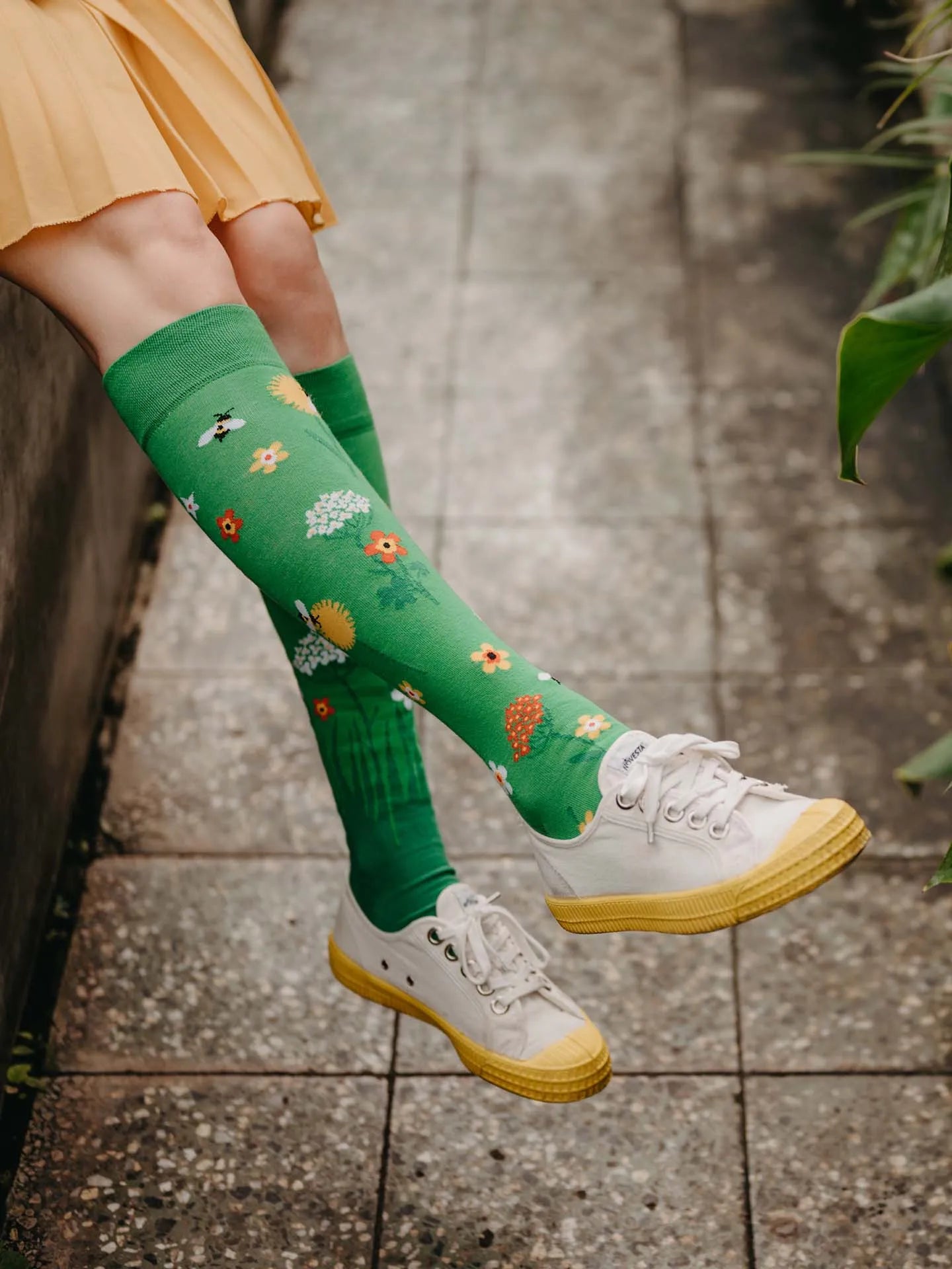 knee-high-socks-wildflowers-a5/a530dc9fe1ab7cbcdd81a045c334d9419772bcff