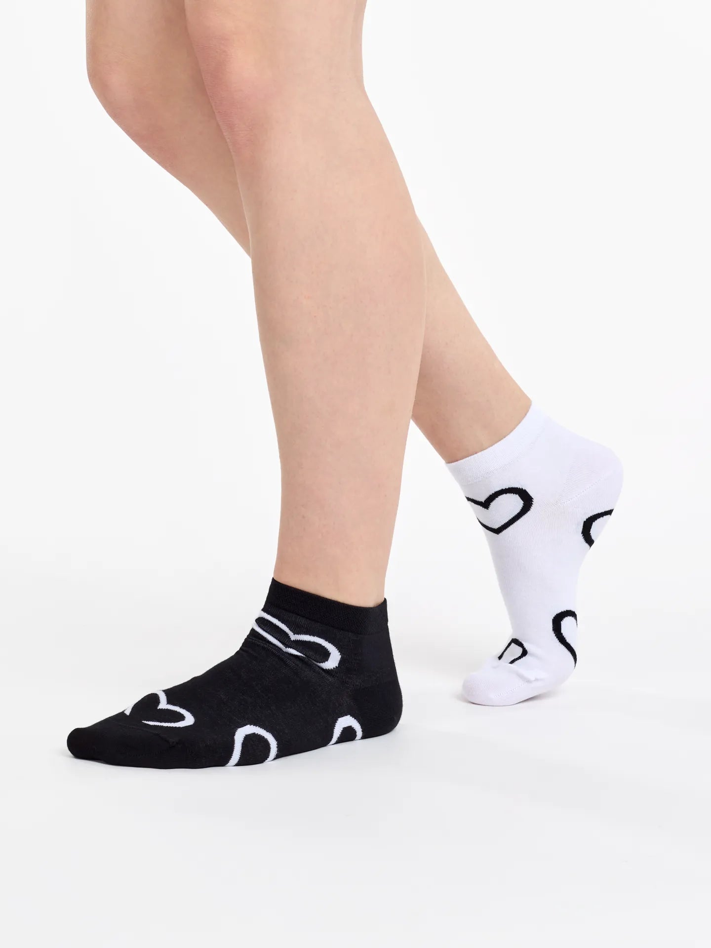ankle-socks-black-white-hearts-1-91/91969aeec4da8e29a6147e8e66ca9f86fa1c60d6