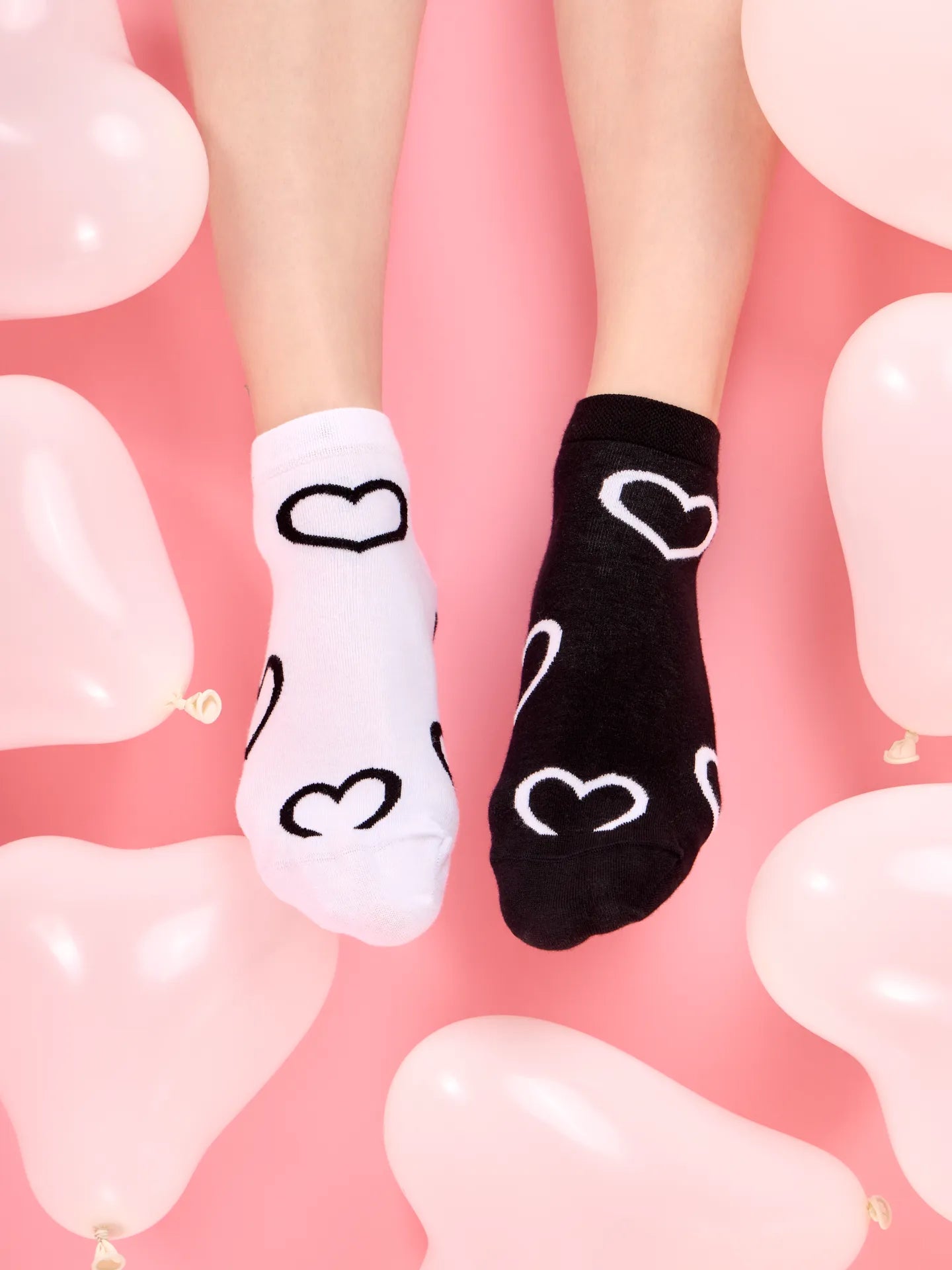 ankle-socks-black-white-hearts-1-8b/8b9cef402cd0e730230c5e74ee2546ee5f376d82
