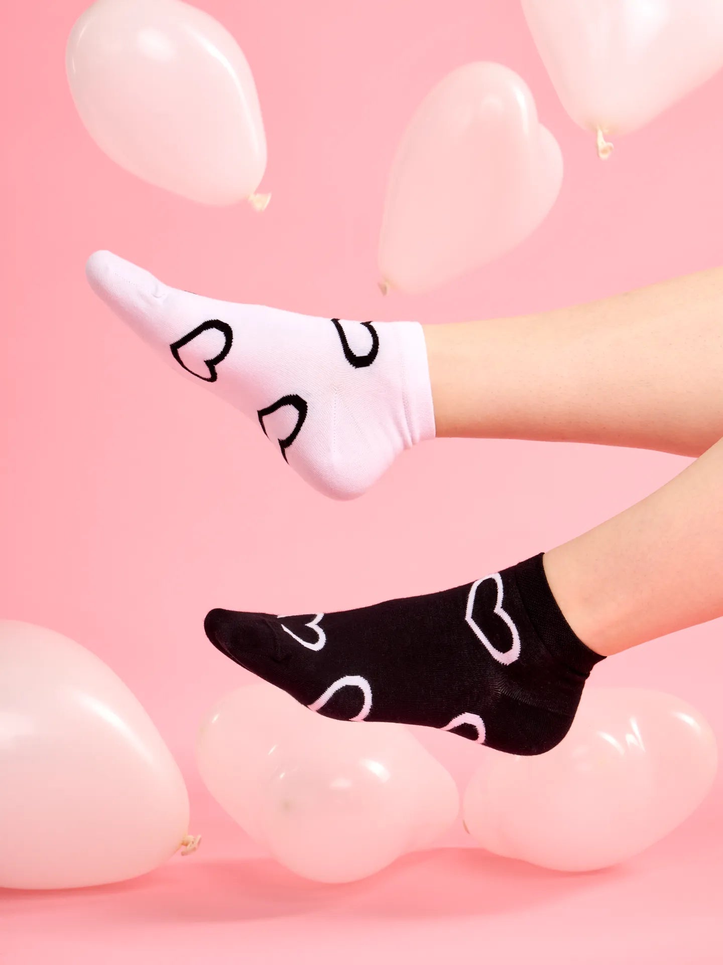 ankle-socks-black-white-hearts-1-c2/c2f922104580b302567275bf2812747efd0f79aa