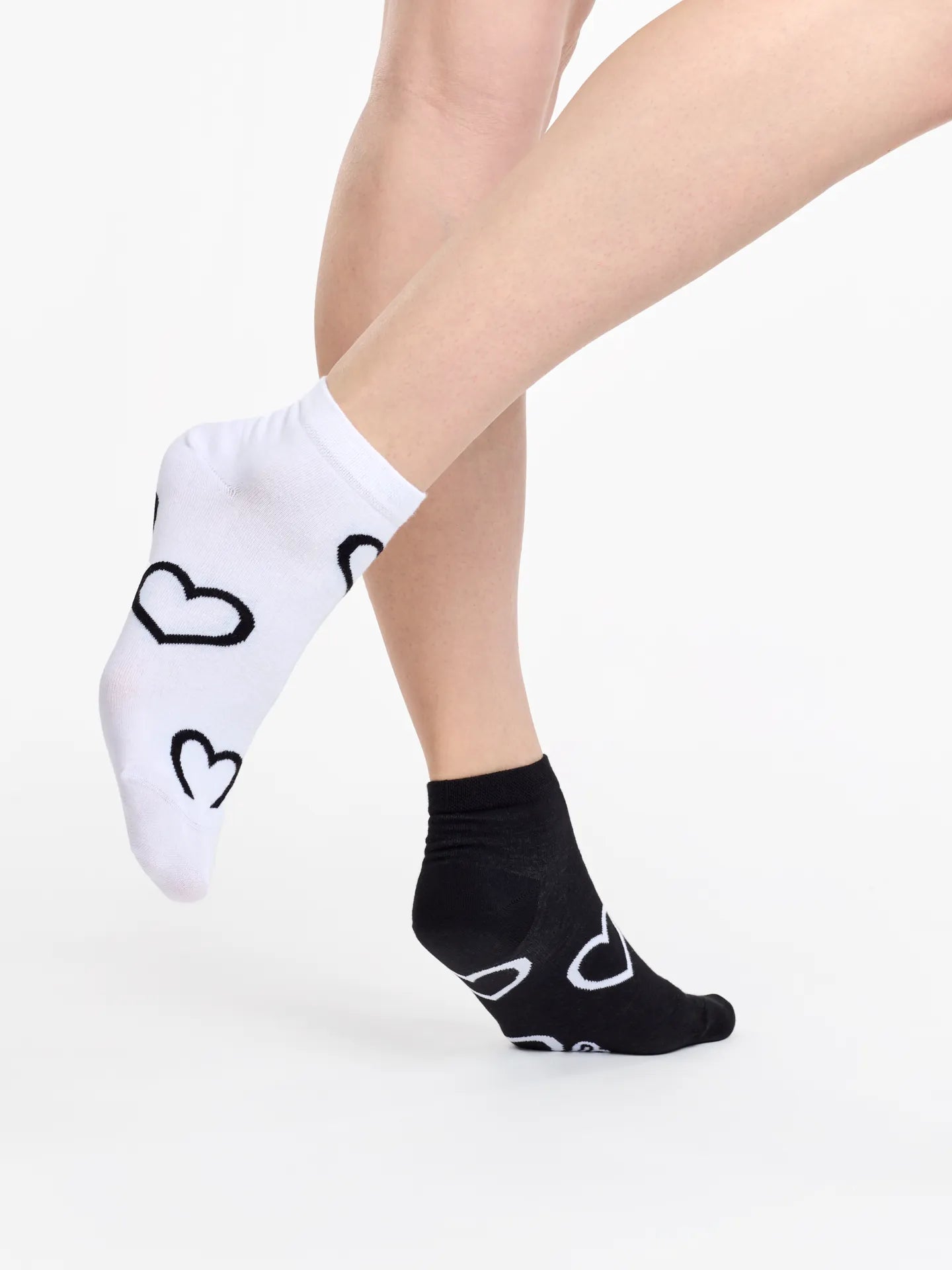 ankle-socks-black-white-hearts-1-75/75453fe3ffa9d007da95f70d7614c99e8f19bc95